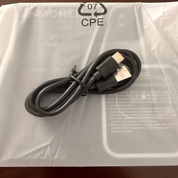 3-IN-1 Wireless Charger (Foldable) - Picture 5 of 10